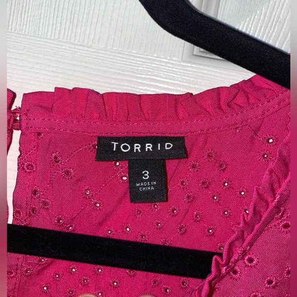 Size 3 Torrid eyelet, sleeveless top - Picture 8 of 9
